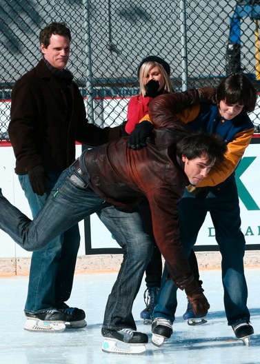 candid0248.jpg - Terri, Michael Park, Mick Hazen and Austin Peck ice skating in Central Park, New York in November 2007
