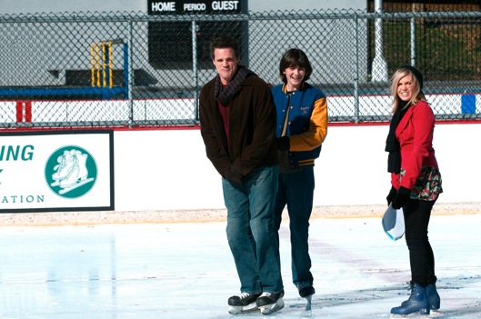candid0249.jpg - Terri, Michael Park and Mick Hazen ice skating in Central Park, NY in November 2007  (Thanks to 'Julie Pinson Online' for this picture)