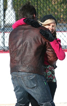 candid0253.jpg - Terri and Austin Peck (Brad, ATWT) ice skating in Central Park, NY in November 2007