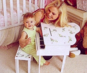 children0016.jpg - Terri and Julia in 2005 (Photo by Arthur Cohen)