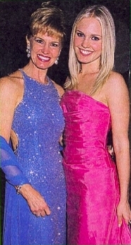 parents0004.jpg - Terri and her mother Cathy at the Proctor & Gamble party at Spago in 2000 (Photo by Sue Coflin)