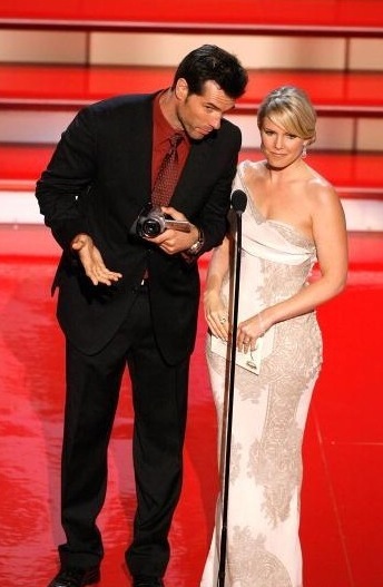 2007_daytime_emmys_1.jpg - Terri and Austin Peck presenting at The 34th Annual Daytime Emmy Awards (June 15, 2007)