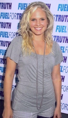 t0283.jpg - Terri at the Fuel For Truth charity event at Sol in NYC on July 21, 2006 (photo by Steven Bergman)
