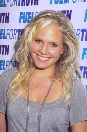 t0284.jpg - Terri at the Fuel For Truth charity event at Sol in NYC on July 21, 2006 (photo by Steven Bergman)