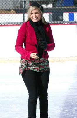 t0336.jpg - Terri ice skating in Central Park, NY in November 2007 (Thanks to 'Julie Pinson Online' for this picture)
