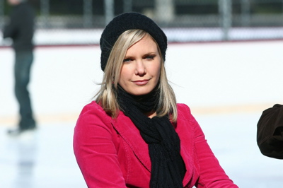 t0337.jpg - Terri ice skating in Central Park, NY in November 2007 (Thanks to 'Julie Pinson Online' for this picture)