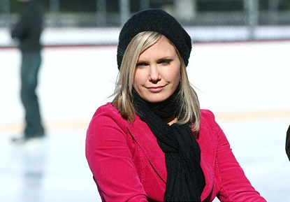 t0338.jpg - Terri ice skating in Central Park, NY in November 2007
