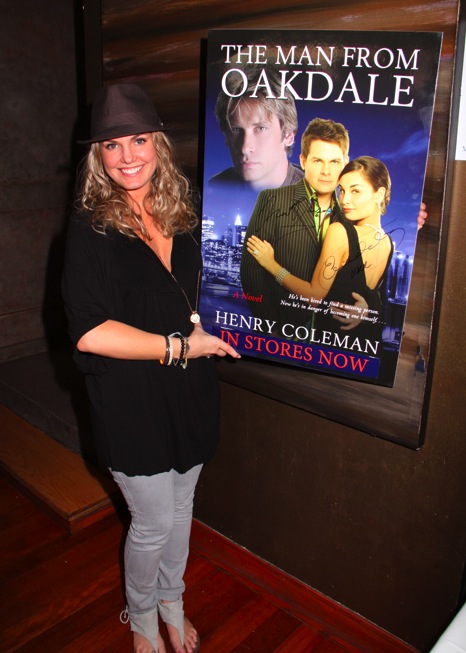 t0428.JPG - Terri at the Martinis for Henry event on April 18, 2009 (photo by Steven Bergman) (Thanks to 'Julie Pinson Online' for this picture)